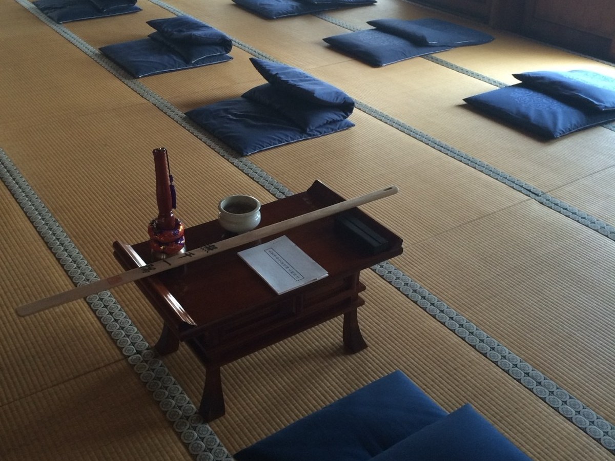 坐禅の会を始める前の本堂
